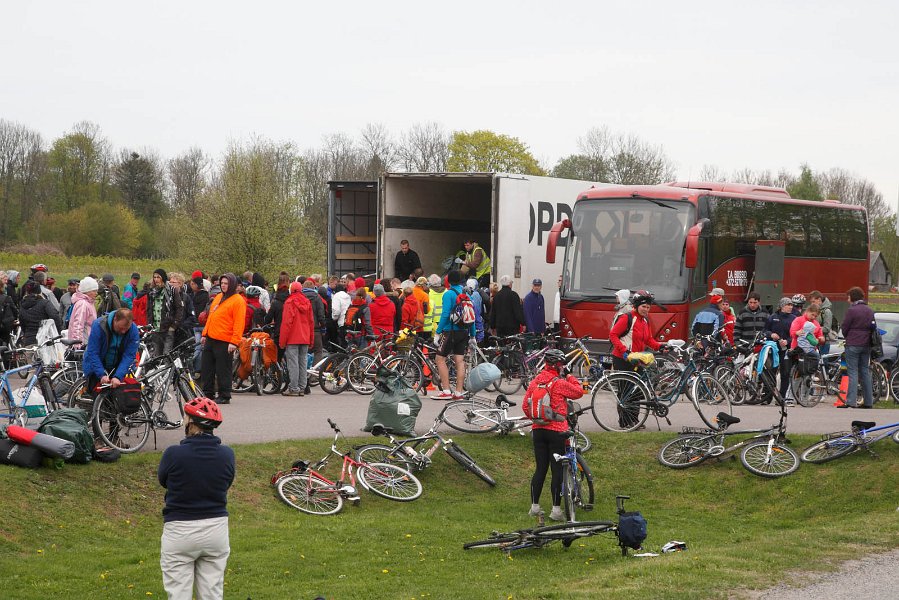 Vabatahtlikud rattaretke osalejate pagasit autole laadimas... või maha laadimas...